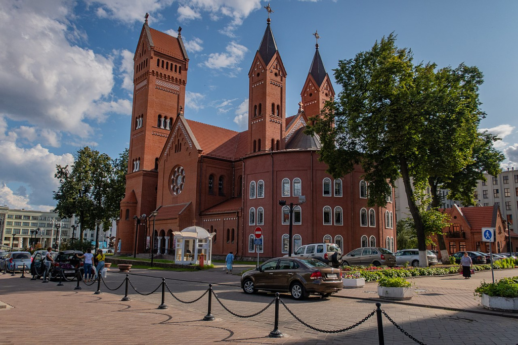 Church_of_Saints_Simon_and_Helena_(Minsk).jpg
